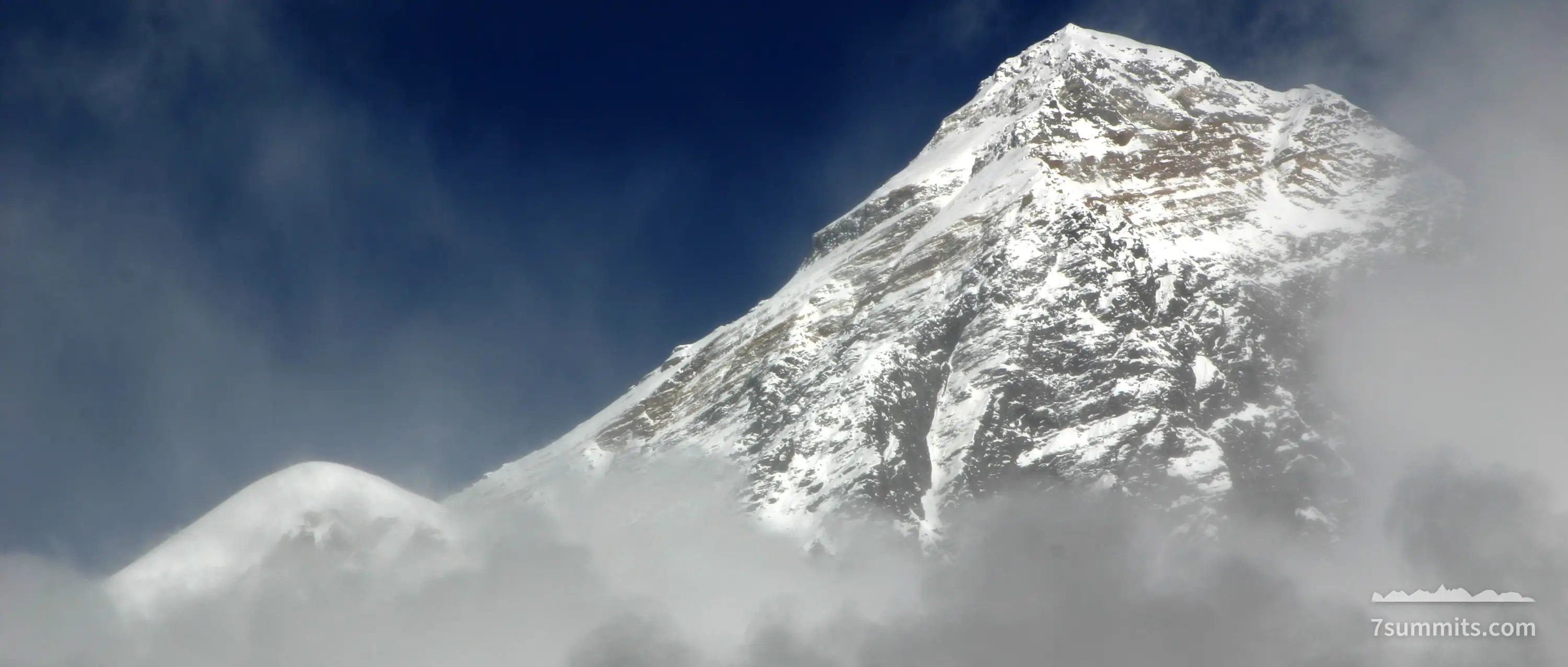 everest — Sommet de l'Everest, émergeant des nuages. Photo prise depuis le Kala Pathar le 19 septembre 2004.